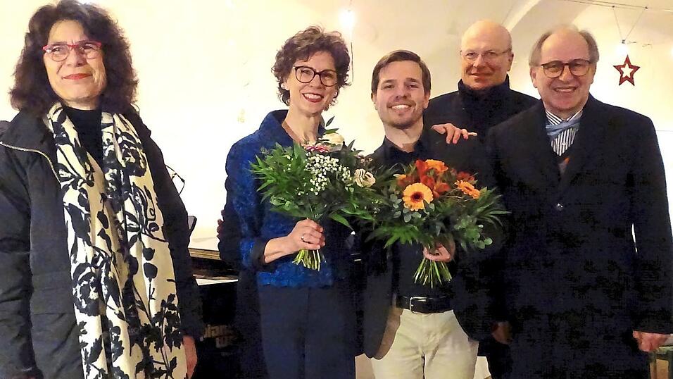 Gastgeber Hans Langrieger (re.) und Sascha-Borchers Langrieger (li.) dankten beim Neujahrskonzert auch Bürgermeister Christian Kiendl für sein persönliches Engagement das Artonicon betreffend. Für die Künstler gab es reichlich Applaus und Blumen.