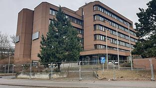 Das ehemalige Rewag-Gebäude in der Greflingerstraße könnte nach Plänen der Stadt umgebaut und zu einem dritten Rathaus umfunktioniert werden. Nicht alle finden das sinnvoll.