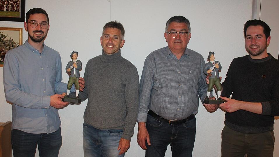 Zum Abschied erhielten beide hochverdienten Mitglieder als Dankesch&ouml;n geschnitzte Sch&uuml;tzenfiguren mit Attenhauser Vereinstracht, die Martin Seitz aus G&uuml;ndlkofen anfertigte.