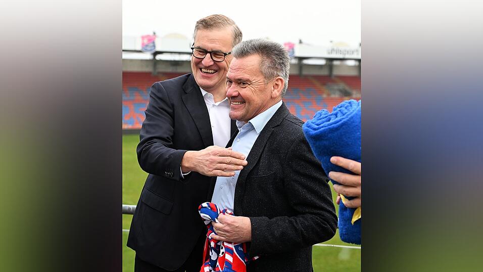 Freut sich &uuml;ber die nahende Musiala-R&uuml;ckkehr: Bayern-Chef Dreesen (l).