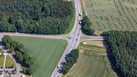 Die Kreuzung an der B299/JVA in Berggrub z&auml;hlt zu den Unfallschwerpunkten in Landshut und soll mit einer Br&uuml;cke umgebaut werden.
