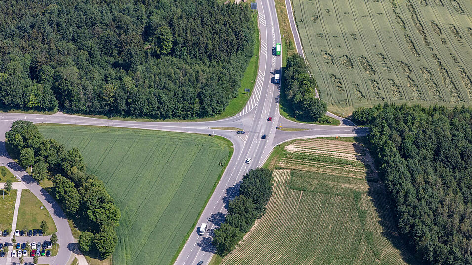 Die Kreuzung an der B299/JVA in Berggrub z&auml;hlt zu den Unfallschwerpunkten in Landshut und soll mit einer Br&uuml;cke umgebaut werden.