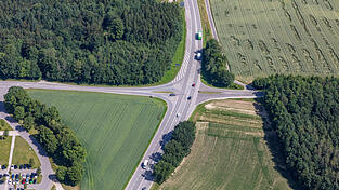 Die Kreuzung an der B299/JVA in Berggrub z&auml;hlt zu den Unfallschwerpunkten in Landshut und soll mit einer Br&uuml;cke umgebaut werden.