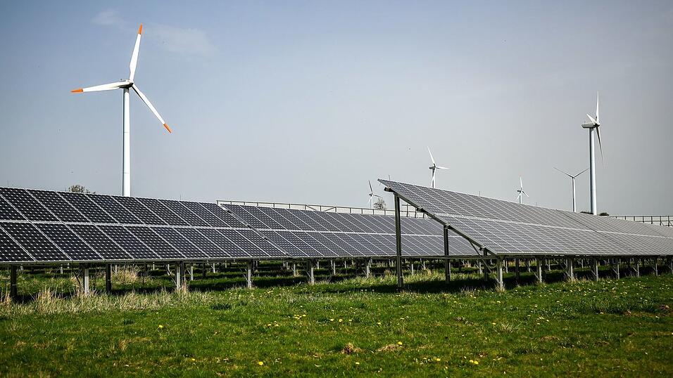 Viele Menschen verbinden die Energiewende der Umfrage zufolge tendenziell eher mit Risiken als mit Chancen. (Symbolbild)