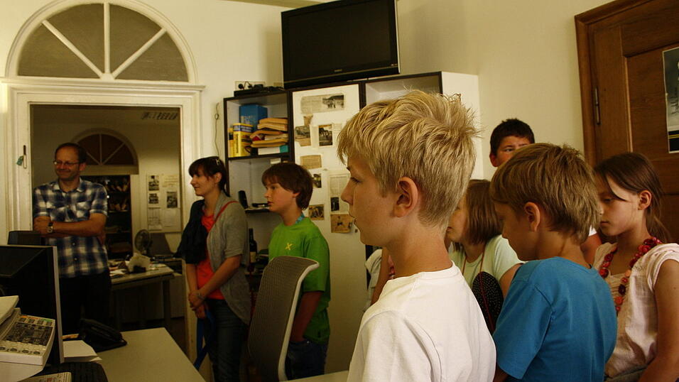 Die 4a und 4b der Grundschule Alburg besuchte am Donnerstag, 11. Juli, zusammen mit ihren Lehrerinnen Frau Scheer und Frau Schill das Verlagshaus des Straubinger Tagblatts. (Foto: Pfeffer) Die 4a und 4b der Grundschule Alburg besuchte am Donnerstag, 11. Juli, zusammen mit ihren Lehrerinnen Frau Scheer und Frau Schill das Verlagshaus des Straubinger Tagblatts. (Foto: Pfeffer)