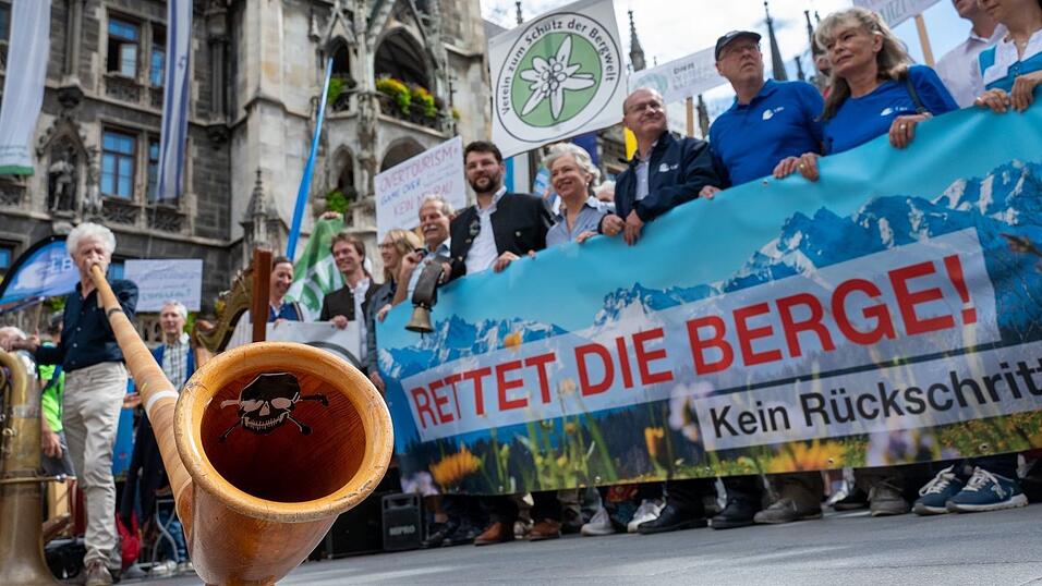 Mit Alphörnen gegen das neue Gesetz: Protestaktion auf dem Münchner Marienplatz. Mit Alphörnen gegen das neue Gesetz: Protestaktion auf dem Münchner Marienplatz.