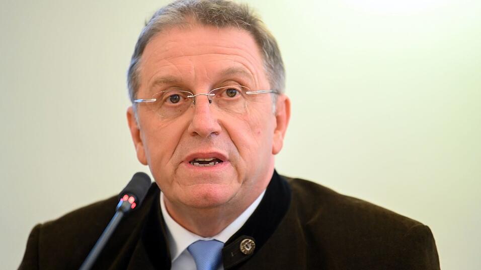 Mehrere CSU-Bezirksräte in Oberfranken haben einen AfD-Antrag zur Ehrung eines AfD-Politikers unterstützt. Mehrere CSU-Bezirksräte in Oberfranken haben einen AfD-Antrag zur Ehrung eines AfD-Politikers unterstützt.