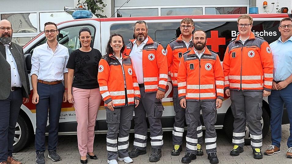 Für eine schnelle Hilfe: In Mainburg ist ein neuer „Helfer vor Ort“-Dienst gestartet. Mitglieder der BRK-Bereitschaft stellen den Rund-um-die-Uhr-Dienst ehrenamtlich in ihrer Freizeit sicher. Dritter Bürgermeister Sebastian Langwieser, BRK-Kreisgeschäftsführer Christoph Kühnl, Bürgermeisterin Karoline Fritz-Ertlmaier (v. l.), Vertreter des BRK mit den beiden Mainburger Bereitschaftsleiter Sebastian Soost (2. v. r.) und Sebastian Altmann (3. v. r.) sowie stellvertretender Landrat Helmut Fichtner (rechts) stellten das Projekt vor. Für eine schnelle Hilfe: In Mainburg ist ein neuer „Helfer vor Ort“-Dienst gestartet. Mitglieder der BRK-Bereitschaft stellen den Rund-um-die-Uhr-Dienst ehrenamtlich in ihrer Freizeit sicher. Dritter Bürgermeister Sebastian Langwieser, BRK-Kreisgeschäftsführer Christoph Kühnl, Bürgermeisterin Karoline Fritz-Ertlmaier (v. l.), Vertreter des BRK mit den beiden Mainburger Bereitschaftsleiter Sebastian Soost (2. v. r.) und Sebastian Altmann (3. v. r.) sowie stellvertretender Landrat Helmut Fichtner (rechts) stellten das Projekt vor.