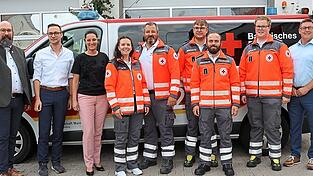 Für eine schnelle Hilfe: In Mainburg ist ein neuer „Helfer vor Ort“-Dienst gestartet. Mitglieder der BRK-Bereitschaft stellen den Rund-um-die-Uhr-Dienst ehrenamtlich in ihrer Freizeit sicher. Dritter Bürgermeister Sebastian Langwieser, BRK-Kreisgeschäftsführer Christoph Kühnl, Bürgermeisterin Karoline Fritz-Ertlmaier (v. l.), Vertreter des BRK mit den beiden Mainburger Bereitschaftsleiter Sebastian Soost (2. v. r.) und Sebastian Altmann (3. v. r.) sowie stellvertretender Landrat Helmut Fichtner (rechts) stellten das Projekt vor. Für eine schnelle Hilfe: In Mainburg ist ein neuer „Helfer vor Ort“-Dienst gestartet. Mitglieder der BRK-Bereitschaft stellen den Rund-um-die-Uhr-Dienst ehrenamtlich in ihrer Freizeit sicher. Dritter Bürgermeister Sebastian Langwieser, BRK-Kreisgeschäftsführer Christoph Kühnl, Bürgermeisterin Karoline Fritz-Ertlmaier (v. l.), Vertreter des BRK mit den beiden Mainburger Bereitschaftsleiter Sebastian Soost (2. v. r.) und Sebastian Altmann (3. v. r.) sowie stellvertretender Landrat Helmut Fichtner (rechts) stellten das Projekt vor.
