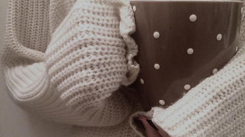 Mit einer heißen Tasse Tee, einem dicken Pullover und einem guten Buch vor den Ofen oder die Heizung kuscheln - dann kann es draußen noch so kalt und ungemütlich sein. Mit einer heißen Tasse Tee, einem dicken Pullover und einem guten Buch vor den Ofen oder die Heizung kuscheln - dann kann es draußen noch so kalt und ungemütlich sein.