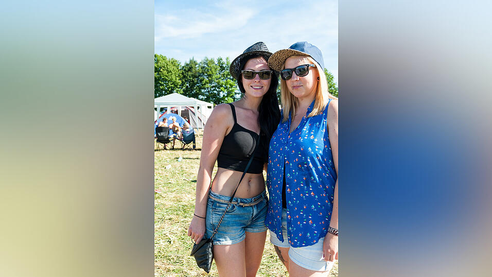 Ein Streifzug durch das Campinggelände: Trotz heißer Temperaturen sind die Festivalbesucher bestens gelaunt. (Foto: Susanne Raith) Ein Streifzug durch das Campinggelände: Trotz heißer Temperaturen sind die Festivalbesucher bestens gelaunt. (Foto: Susanne Raith)