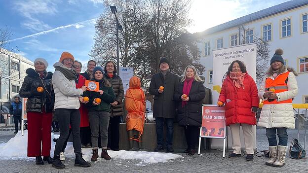 Seit vier Jahren macht der Soroptimist Club mit der Verhüllung der Skulptur am Bischof-Sailer-Platz auf Gewalt gegen Frauen aufmerksam. Seit vier Jahren macht der Soroptimist Club mit der Verhüllung der Skulptur am Bischof-Sailer-Platz auf Gewalt gegen Frauen aufmerksam.