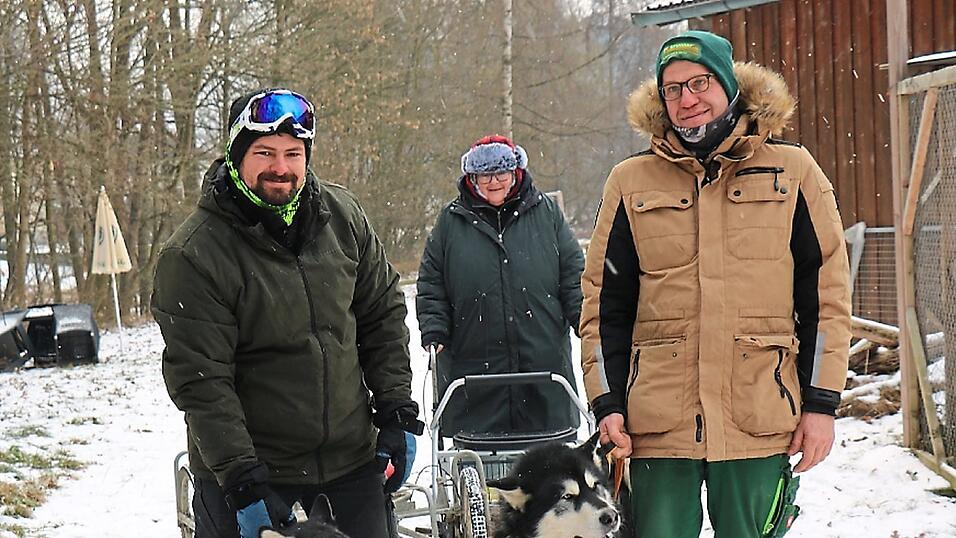 Sie helfen alle zusammen (von links): Musher Markus Salzmann, Dog-Helper Frank Seidel (rechts) und Pia Recica.