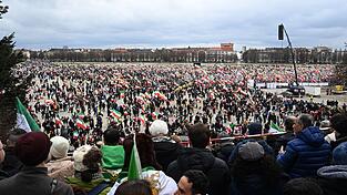 Bis zum Nachmittag z&auml;hlte die Polizei bereits 200.000 Teilnehmer auf der Iran-Demo auf der Theresienwiese.