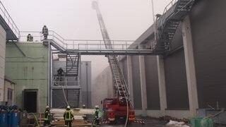 Es dauerte bis in die frühen Morgenstunden, ehe die Einsatzkräfte der Feuerwehr das Feuer unter Kontrolle hatten. (Foto: ih) Es dauerte bis in die frühen Morgenstunden, ehe die Einsatzkräfte der Feuerwehr das Feuer unter Kontrolle hatten. (Foto: ih)