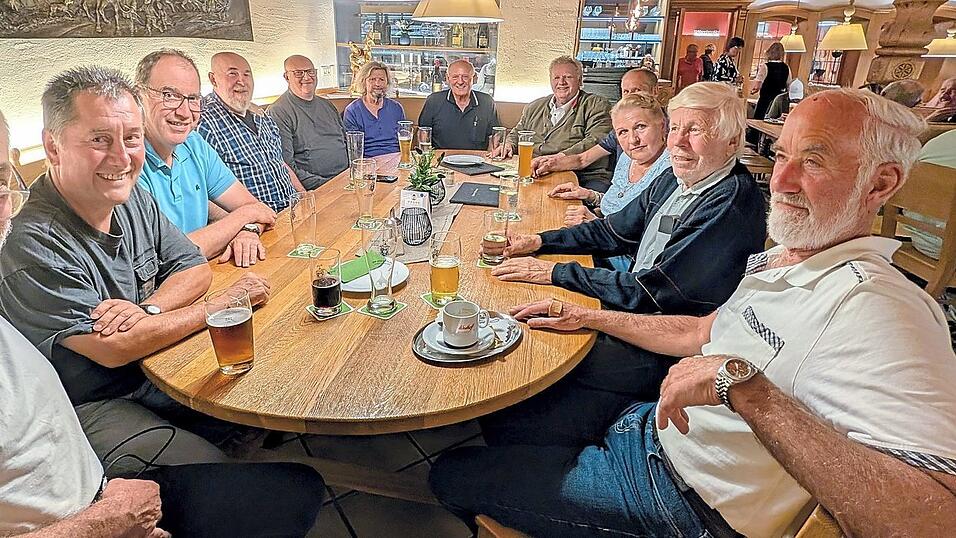 „Zammrutsch’n“ heißt es oft am Stammtisch der E-Autofreunde im Schlappinger Hof. Die Runde um Sepp Laubenbacher (hi.M.) mit „Ehrengast“ Konrad Auwärter (hi.R.) erfreut sich zunehmender Beliebtheit, was für E-Autos nur bedingt gilt - eines der Dauerthemen am Stammtisch. „Zammrutsch’n“ heißt es oft am Stammtisch der E-Autofreunde im Schlappinger Hof. Die Runde um Sepp Laubenbacher (hi.M.) mit „Ehrengast“ Konrad Auwärter (hi.R.) erfreut sich zunehmender Beliebtheit, was für E-Autos nur bedingt gilt - eines der Dauerthemen am Stammtisch.