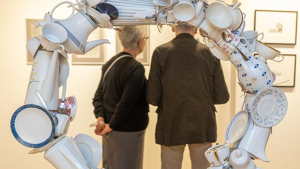 &bdquo;Kaffeekr&auml;nzchen&ldquo; hei&szlig;t diese Porzellan-Jonglage von Uli Schmid.