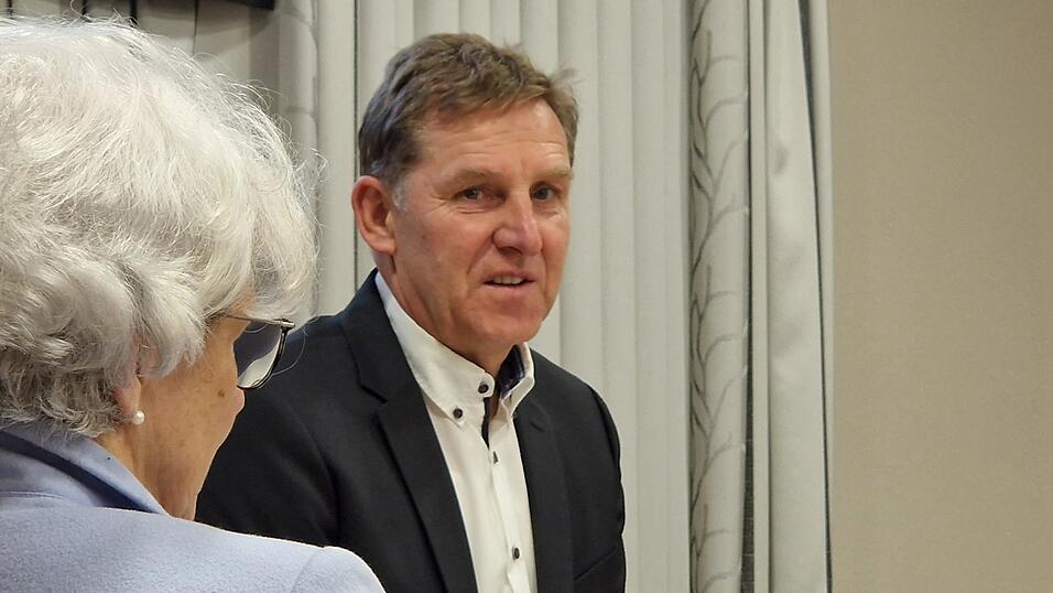 Noch-B&uuml;rgermeister Herbert Sporrer begr&uuml;&szlig;te zur ersten Sitzung nach der Wahl - nat&uuml;rlich noch mit dem bisherigen Gremium. Als Zuschauer waren aber auch schon neue Gemeinderatsmitglieder dabei.