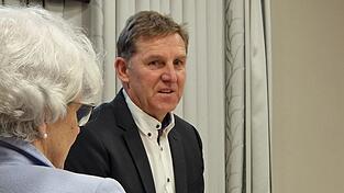 Noch-B&uuml;rgermeister Herbert Sporrer begr&uuml;&szlig;te zur ersten Sitzung nach der Wahl - nat&uuml;rlich noch mit dem bisherigen Gremium. Als Zuschauer waren aber auch schon neue Gemeinderatsmitglieder dabei.