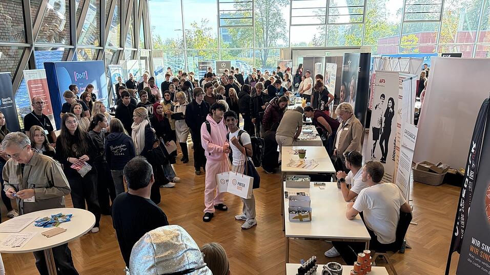 Dicht drängten sich die interessierten Schüler an den Ständen der Firmen im Plattlinger Bürgersaal, um sich über die verschiedenen Berufe zu informieren. Denn die Auswahl war groß. Dicht drängten sich die interessierten Schüler an den Ständen der Firmen im Plattlinger Bürgersaal, um sich über die verschiedenen Berufe zu informieren. Denn die Auswahl war groß.