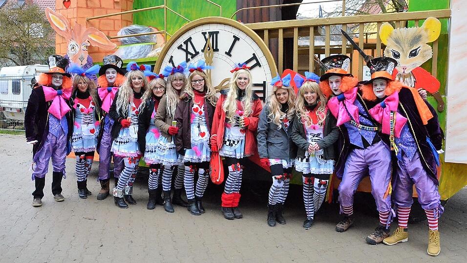 Mit dem großartigen 67. Faschingszug und einem anschließenden 'Narrentreiben' nahm am Faschingsdienstag der Fasching 2017 in Sarching ein glanzvolles Ende. Und was dabei alle 'narrisch' freute, das Wetter spielte doch noch mit; denn während des Zuges war es regenfrei; erst zum Ende regnete es! Mit dem großartigen 67. Faschingszug und einem anschließenden 'Narrentreiben' nahm am Faschingsdienstag der Fasching 2017 in Sarching ein glanzvolles Ende. Und was dabei alle 'narrisch' freute, das Wetter spielte doch noch mit; denn während des Zuges war es regenfrei; erst zum Ende regnete es!