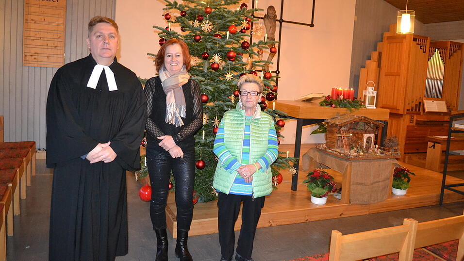 Pfarrer Ruslan Simon feierte an Heiligabend einen Gottesdienst in der Christuskirche, Mesnerin Paula K&ouml;nig hatte mit Helfern den Christbaum geschm&uuml;ckt und Maria Gr&auml;fe begleitete auf der Orgel die Feier.