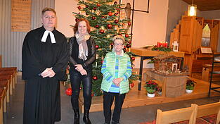 Pfarrer Ruslan Simon feierte an Heiligabend einen Gottesdienst in der Christuskirche, Mesnerin Paula K&ouml;nig hatte mit Helfern den Christbaum geschm&uuml;ckt und Maria Gr&auml;fe begleitete auf der Orgel die Feier.