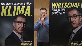 Cem &Ouml;zdemir will f&uuml;r die Gr&uuml;nen Ministerpr&auml;sident von Baden-W&uuml;rttemberg werden. Auf den Wahlplakaten ist das Sonnenblumen-Logo seiner Partei allerdings nur klein zu sehen.