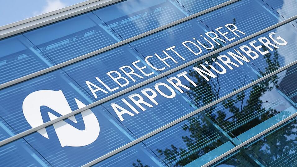Nach einer Schlägerei in einer Warteschlange am Flughafen mussten elf Passagiere am Boden bleiben (Symbolbild). Nach einer Schlägerei in einer Warteschlange am Flughafen mussten elf Passagiere am Boden bleiben (Symbolbild).