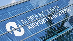 Nach einer Schlägerei in einer Warteschlange am Flughafen mussten elf Passagiere am Boden bleiben (Symbolbild). Nach einer Schlägerei in einer Warteschlange am Flughafen mussten elf Passagiere am Boden bleiben (Symbolbild).