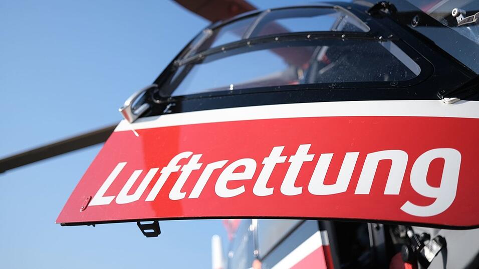 Mit einem Hubschrauber bringen Sanitäter die Motorradfahrerin in eine Klinik. (Symbolbild) Mit einem Hubschrauber bringen Sanitäter die Motorradfahrerin in eine Klinik. (Symbolbild)