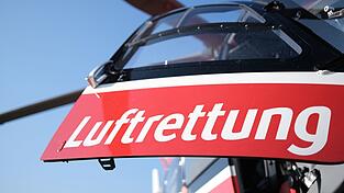 Mit einem Hubschrauber bringen Sanitäter die Motorradfahrerin in eine Klinik. (Symbolbild) Mit einem Hubschrauber bringen Sanitäter die Motorradfahrerin in eine Klinik. (Symbolbild)