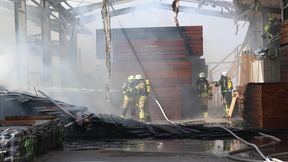 Insgesamt zwölf Atemschutztrupps sind im Einsatz, der Gerätewagen Atemschutz rückt aus Furth im Wald rückt zur Unterstützung an. Insgesamt zwölf Atemschutztrupps sind im Einsatz, der Gerätewagen Atemschutz rückt aus Furth im Wald rückt zur Unterstützung an.