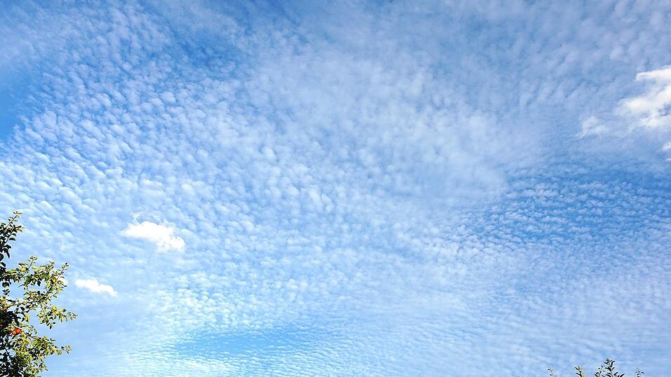 „Ist der Himmel wie ein Fisch, regnet es in 24 Stunden gewiss.“ Mit dieser Bauernweisheit kommentierte Karl Schneider sein Leserfoto, das er uns am Tag vor dem Gewitter schickte. Es sollte sich bewahrheiten. 