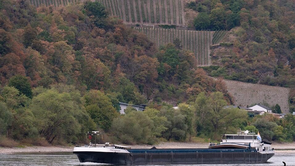 Dank Regens in Süddeutschland steigen die Rheinpegel wieder langsam, sind aber von Durchschnittswerten weit entfernt. Dank Regens in Süddeutschland steigen die Rheinpegel wieder langsam, sind aber von Durchschnittswerten weit entfernt.