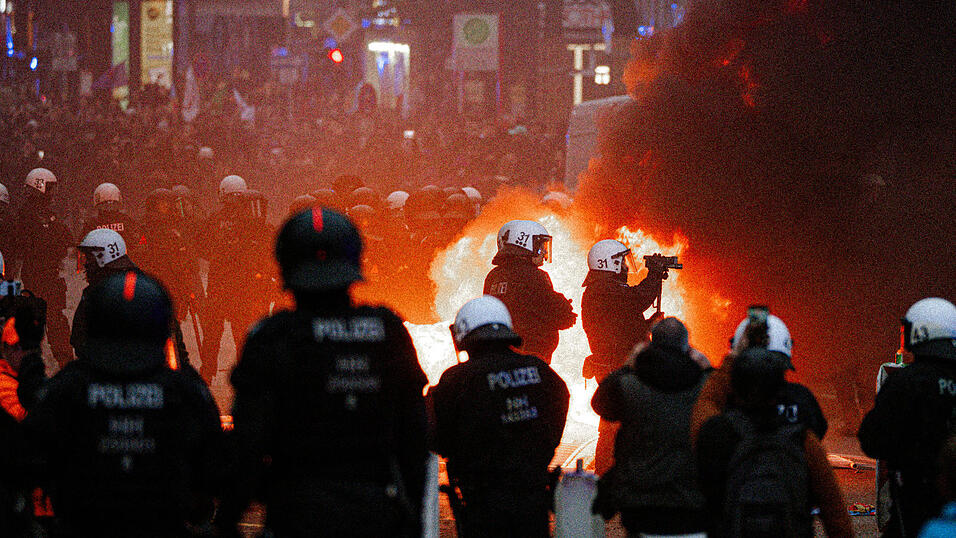 Teilnehmer der Demonstration unter dem Motto 'Gen Z regelt' zündeten in Hamburg Gegenstände an. Teilnehmer der Demonstration unter dem Motto 'Gen Z regelt' zündeten in Hamburg Gegenstände an.