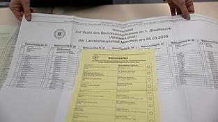 Zu Hause l&auml;sst sich der Stimmzettel in aller Ruhe studieren. (Archivbild)