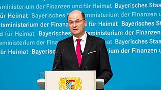 Bayerns Finanzminister Albert F&uuml;racker (CSU) hat es nicht leicht: Er muss im laufenden Jahr ebenso wie 2027 mit r&uuml;ckl&auml;ufigen Steuereinnahmen rechnen &ndash; zumindest im Vergleich zu den bisherigen Prognosen.