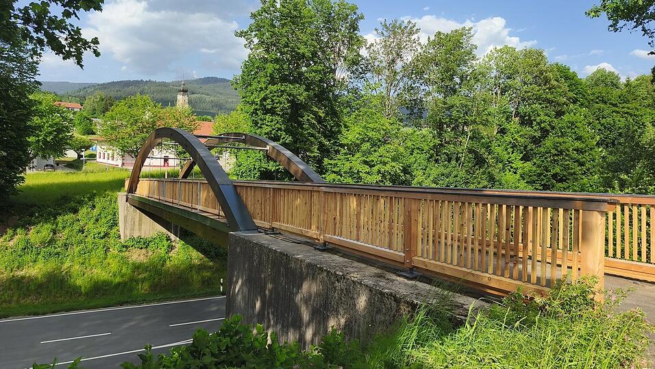Die Fußgängerbrücke über die Staatsstraße in Drachselsried ist fertig und seit gut einer Woche begehbar. Die Fußgängerbrücke über die Staatsstraße in Drachselsried ist fertig und seit gut einer Woche begehbar.