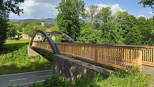 Die Fußgängerbrücke über die Staatsstraße in Drachselsried ist fertig und seit gut einer Woche begehbar. Die Fußgängerbrücke über die Staatsstraße in Drachselsried ist fertig und seit gut einer Woche begehbar.