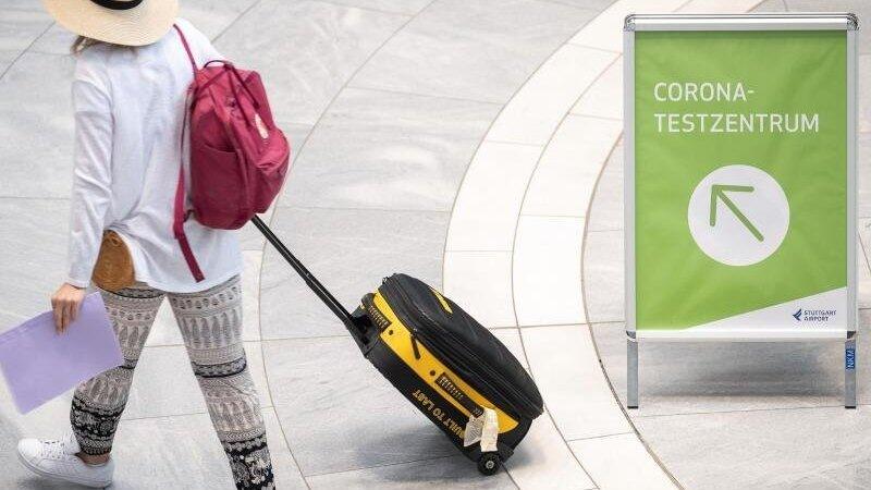 'Corona-Testzentrum' steht auf einem Schild am Stuttgarter Flughafen. 'Corona-Testzentrum' steht auf einem Schild am Stuttgarter Flughafen.