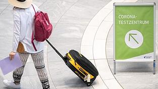 'Corona-Testzentrum' steht auf einem Schild am Stuttgarter Flughafen. 'Corona-Testzentrum' steht auf einem Schild am Stuttgarter Flughafen.