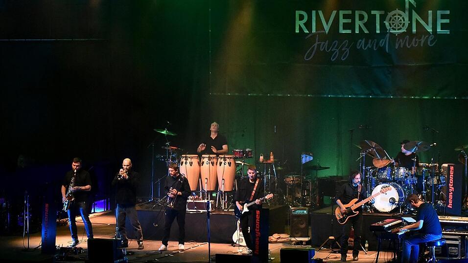 Die heavytones mit Bandleader Wolfgang Dalheimer (rechts am Keyboard) überzeugten ab dem ersten Takt. Die heavytones mit Bandleader Wolfgang Dalheimer (rechts am Keyboard) überzeugten ab dem ersten Takt.