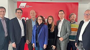 Hans Schmidt (HWK Niederbayern-Oberpfalz, von links), Ralf Kohl (IHK Oberpfalz-Kelheim), Armin Mayr (Amt für Stadtentwicklung), OB Gertrud Maltz-Schwarzfischer, Katja Ertl und Rico Irmischer (DGB Regensburg), Martin Oswald (DGB-Jugendsekretär) und Götz Keßler (Stadtbau). Hans Schmidt (HWK Niederbayern-Oberpfalz, von links), Ralf Kohl (IHK Oberpfalz-Kelheim), Armin Mayr (Amt für Stadtentwicklung), OB Gertrud Maltz-Schwarzfischer, Katja Ertl und Rico Irmischer (DGB Regensburg), Martin Oswald (DGB-Jugendsekretär) und Götz Keßler (Stadtbau).