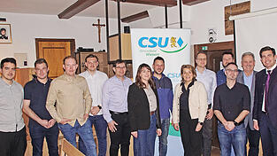 Die CSU-Listenbewerber mit Bürgermeisterkandidatin Elisabeth Kerscher (Mitte rechts) und Landratskandidat Patrick Grossmann (rechts). Die CSU-Listenbewerber mit Bürgermeisterkandidatin Elisabeth Kerscher (Mitte rechts) und Landratskandidat Patrick Grossmann (rechts).
