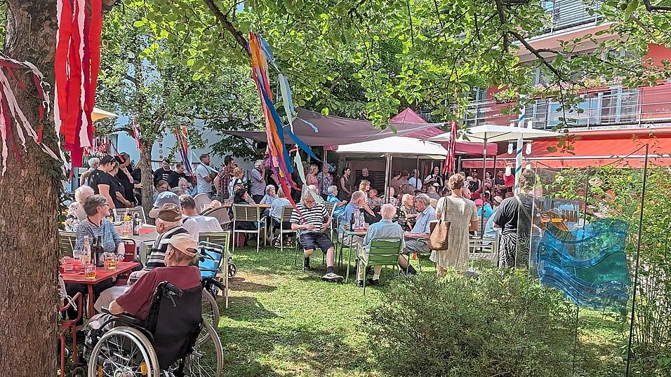 Das große Sommerfest für Bewohner und Angehörige wurde am Nachmittag im Freien bei schönem Wetter gefeiert. Das große Sommerfest für Bewohner und Angehörige wurde am Nachmittag im Freien bei schönem Wetter gefeiert.