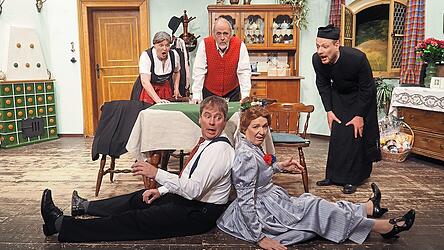 Wenn es um die Brautnacht geht, hat auch der Dorfgeistliche ein Wörtchen mitzureden. Im Bild: Klaus Kern und Karin Nikola als Eltern, Andreas Kirner und Irene Helgert (Vordergrund) mit Jupp Bläser (Pfarrer).