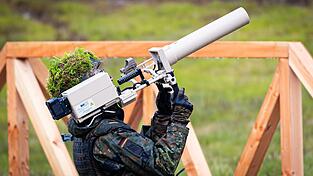 Die Bundeswehr hat die technischen Möglichkeiten zur Drohnenabwehr. Im Inland darf sie allerdings in Friedenszeiten nicht so ohne weiteres tätig werden. (Archivfoto) Die Bundeswehr hat die technischen Möglichkeiten zur Drohnenabwehr. Im Inland darf sie allerdings in Friedenszeiten nicht so ohne weiteres tätig werden. (Archivfoto)