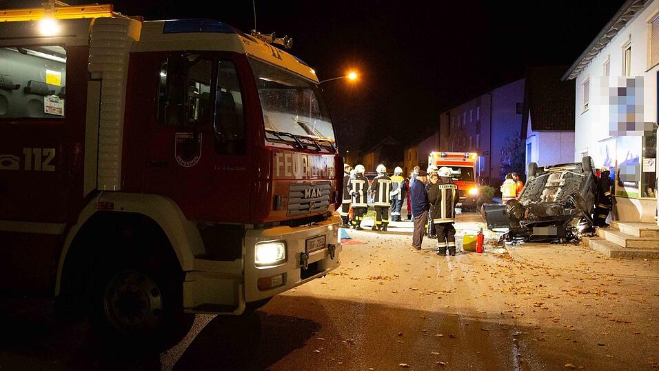 Schwerer Unfall am Dienstag kurz vor Mitternacht in Mengkofen (Kreis Dingolfing-Landau). Auch ein Rettungshubschrauber musste zur Unfallstelle beordert werden.
