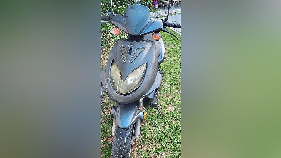 Diesen Motorroller haben aufmerksame Badeg&auml;ste aus dem Waldbad geborgen. Die Polizei ermittelt, der B&uuml;rgermeister ist sauer.